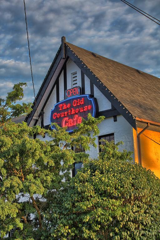 The Old Courthouse Inn Powell River Exteriör bild